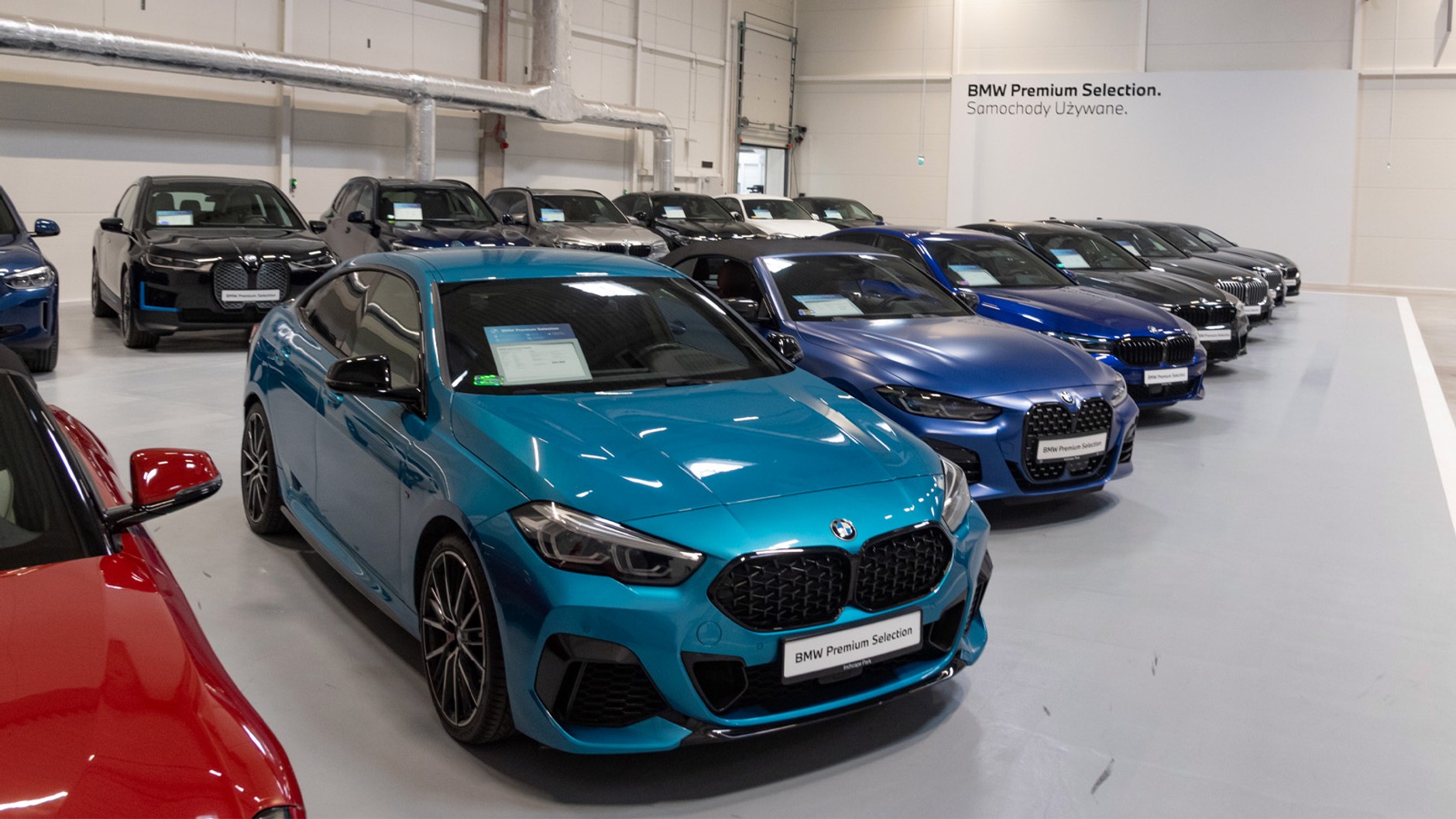 Czas, by używane auta zawitały też w salonach. Tu, w jednym punkcie Warszawy, zgromadzono ich dziesiątki – od starych i nowych BMW po inne marki