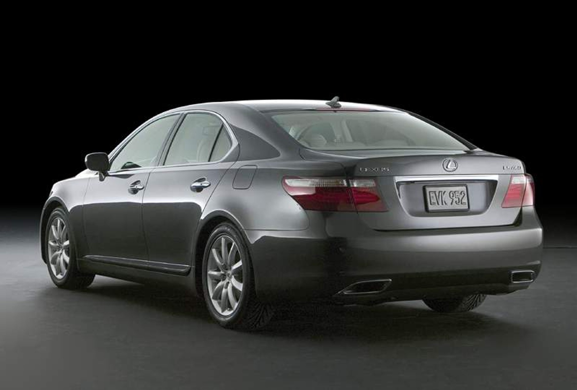Lexus LS460 w japońskich salonach sprzedaży