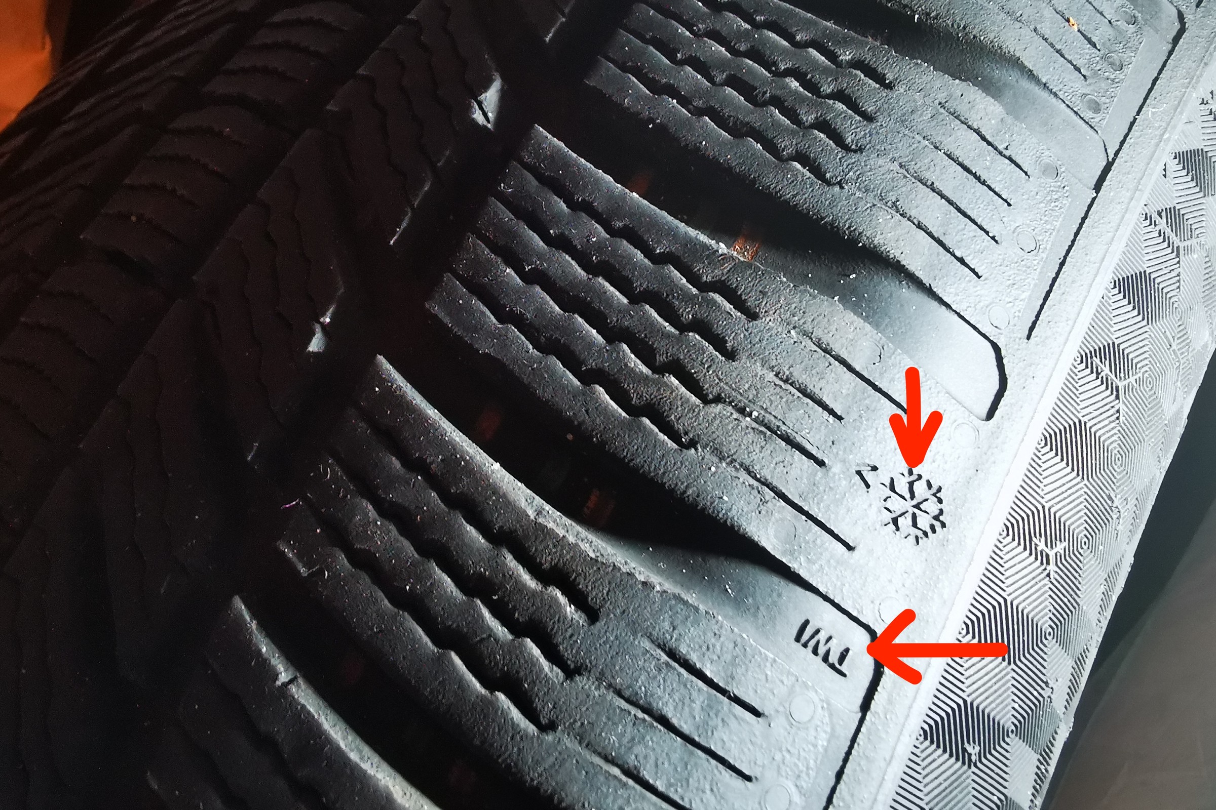 Czy twoje zimowe opony są jeszcze dobre? Co mówią przepisy, a co technika i rozsądek?