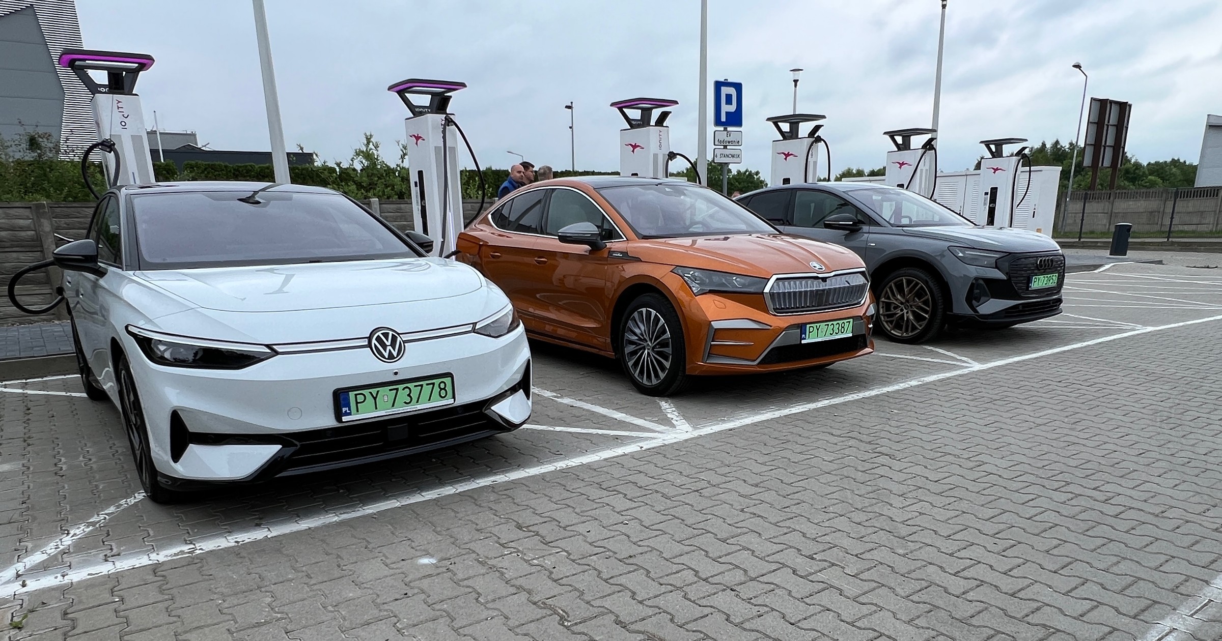 Gdy cena litra benzyny sięgnęła 8 zł, wielu kierowców pomyślało: a może by przerzucić się na prąd?