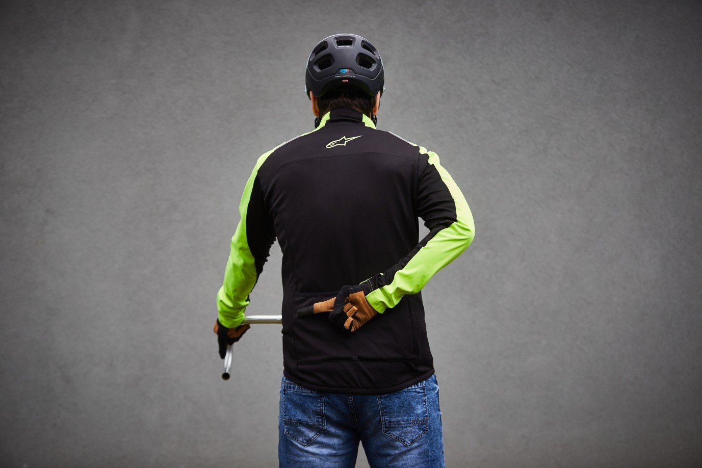 Ten gest rowerzystów jest szczególnie cenną informacją dla kierowców (fot. Skoda, welovecycling.com)