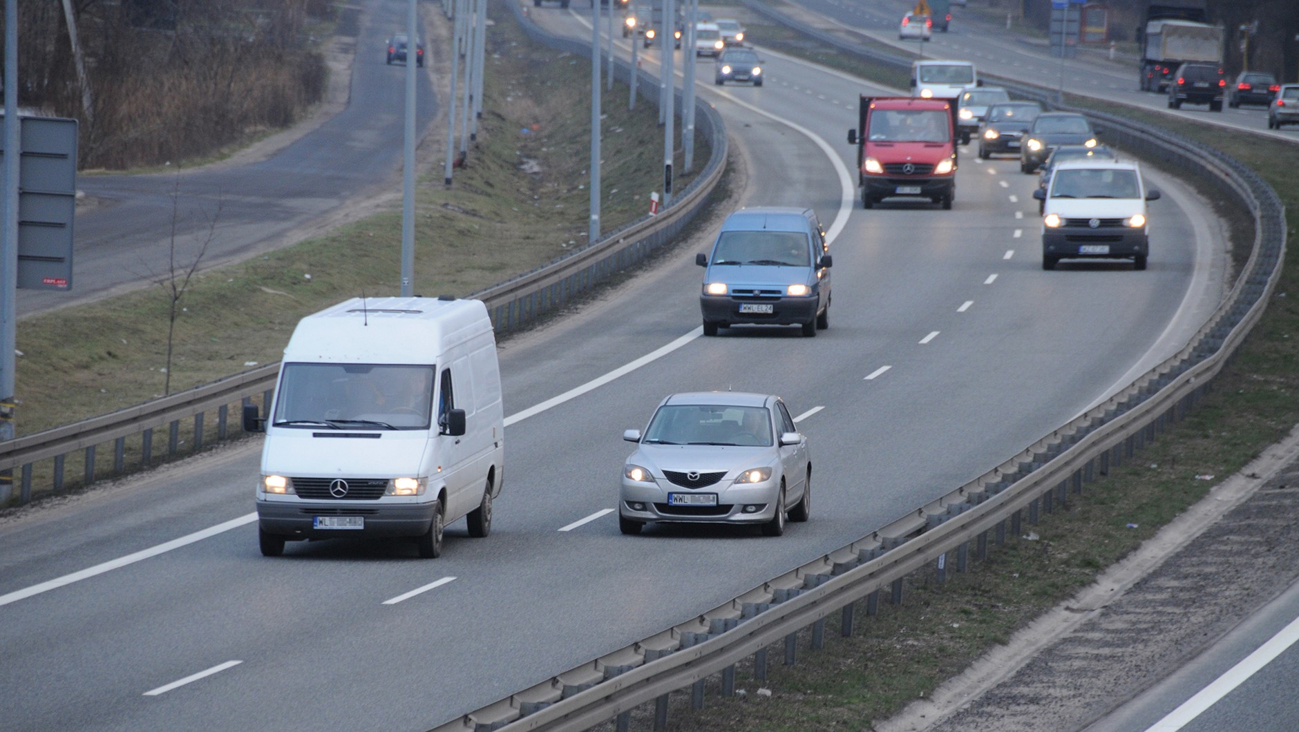 Obwodnica powinna okrążać dookoła całe miasto - tak, aby mogli z niej korzystać także mieszkańcy dzielnic, położonch blisko granicy obszaru miejskiego. Wtedy zamiast przez centrum można pojechać obwodnicą.