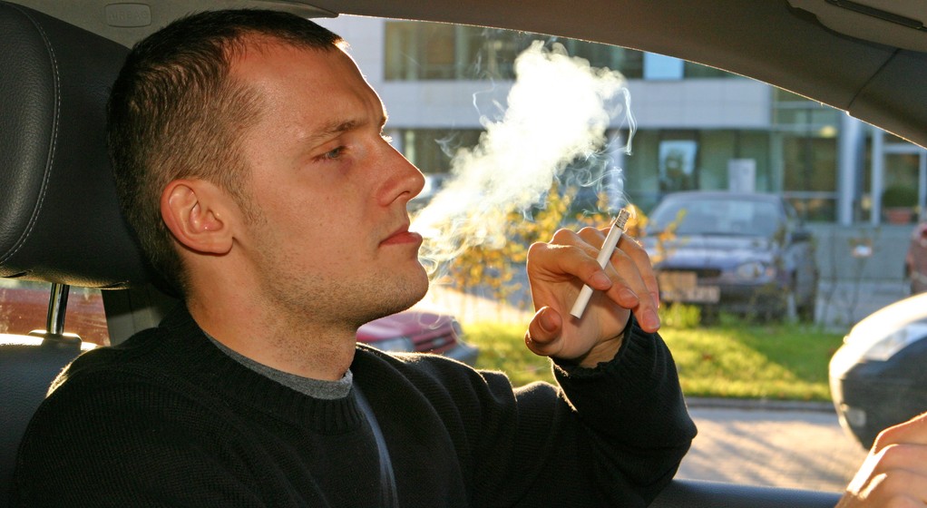 Jak usunąć z auta ślady po papierosach?