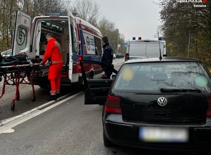 Policjant zauważył uszkodzone auto z włączonym silnikiem. Rozpoznał, co kierowca ma przy pasku