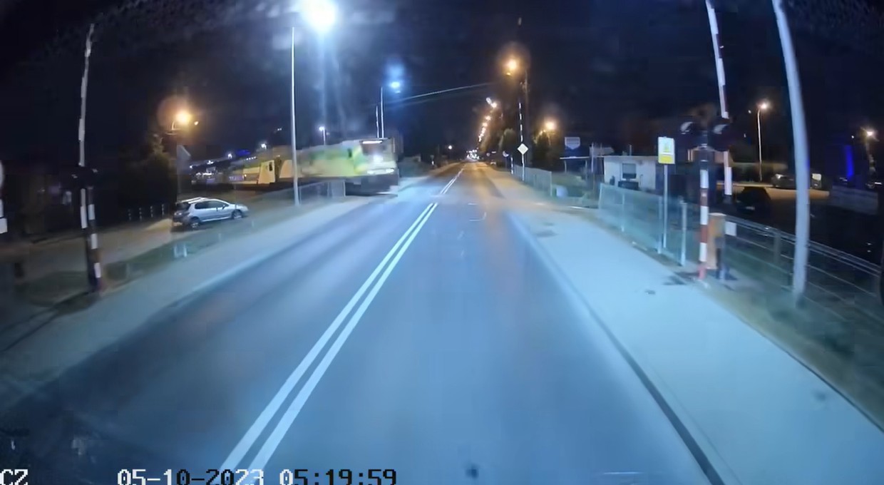 Kierowca autobusu zorientował się w ostatniej chwili. Blisko tragedii w Płocku