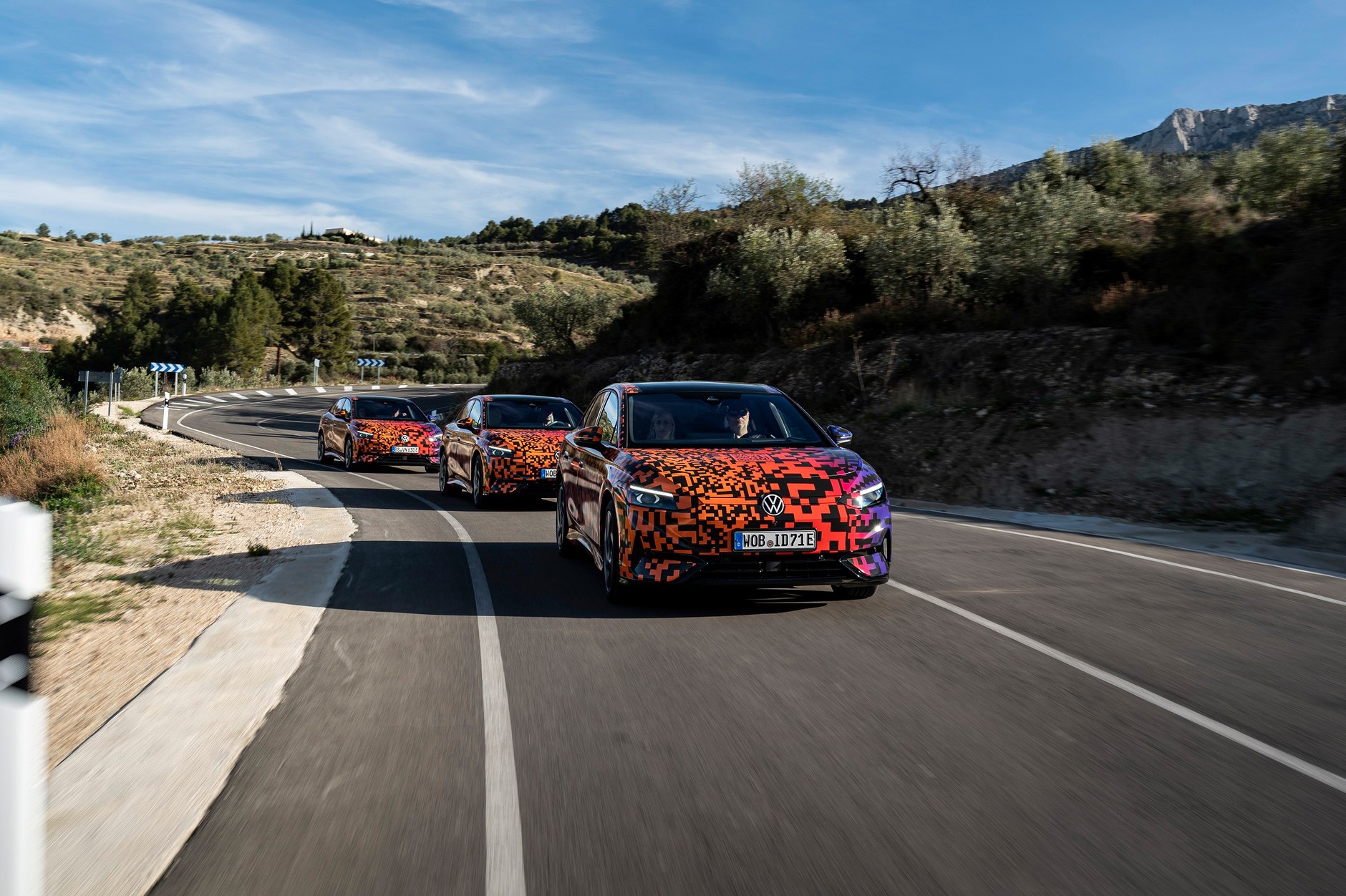 Volkswagen ID.7 na krętych drogach w Alicante