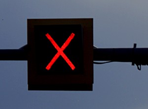 Czy wiesz, co oznacza czerwony znak "X" nad drogą? Lepiej go nie ignoruj