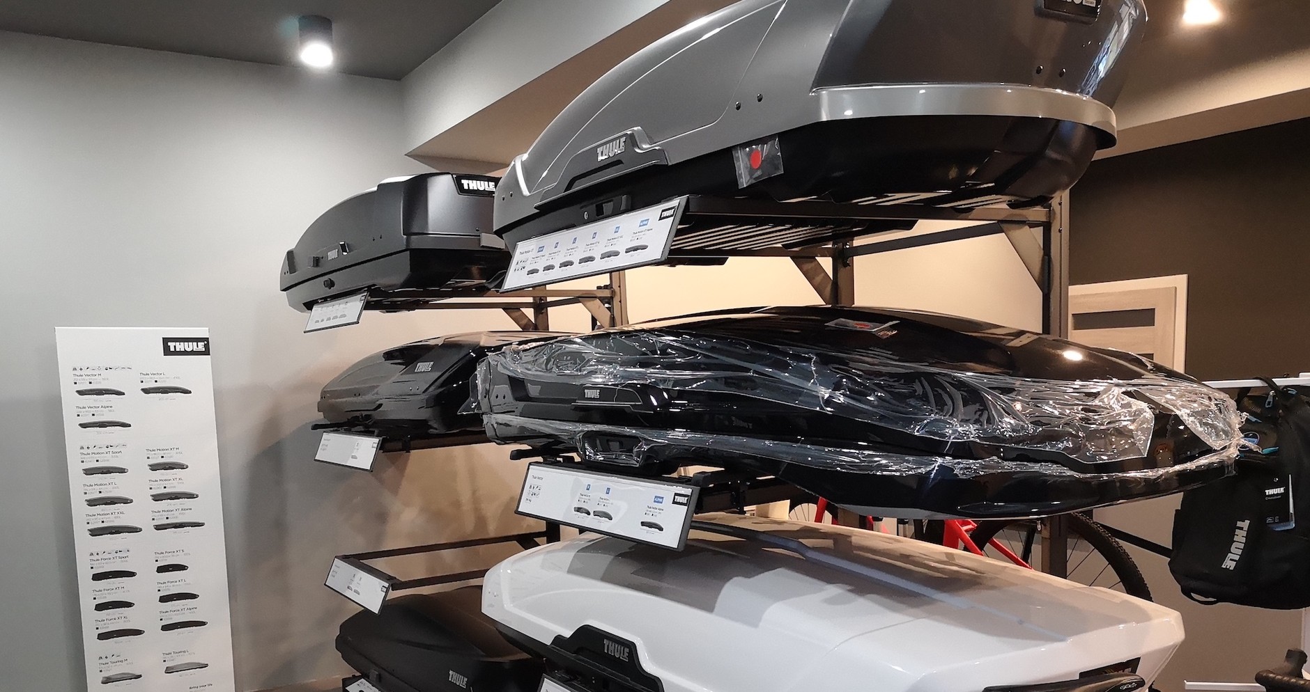 Dobry boks dachowy można wozić na aucie przez dłuższy czas – mało przeszkadza i wcale nie szpeci samochodu, czasem bywa niezastąpiony