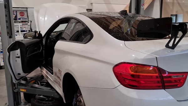 Robert Kubica dał wycisk BMW M4 na Nürburgringu - auto wymagało kosztownych napraw
