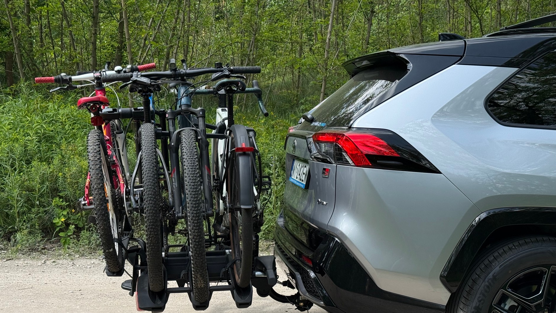 Thule EasyFold 3 z czterema rowerami