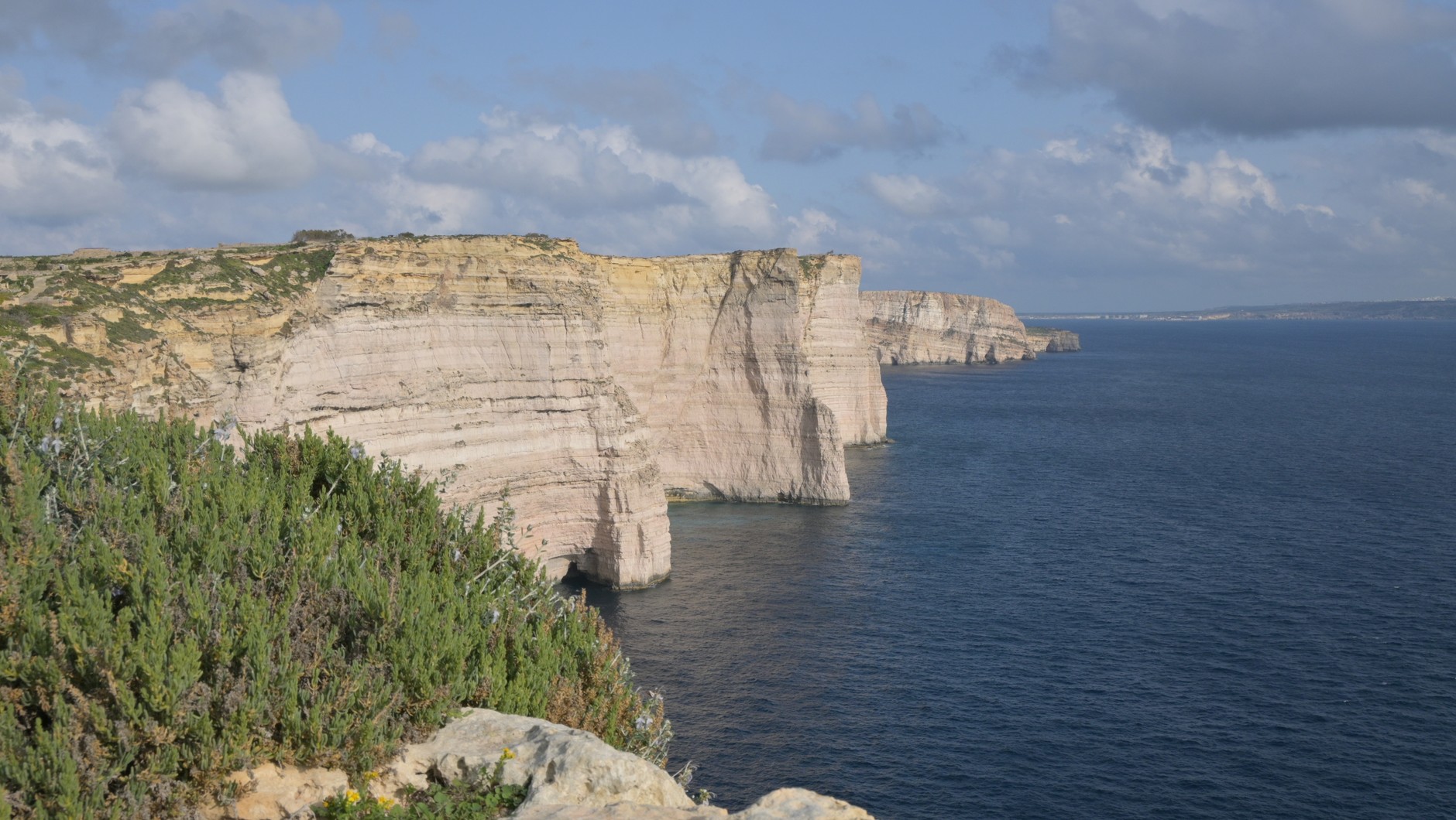 Na Gozo klify są jeszcze piękniejsze niż na Malcie, ale na mniejszej z wysp lepiej poruszać się autem — autobusem trudniej jest dotrzeć do wielu atrakcyjnych miejsc