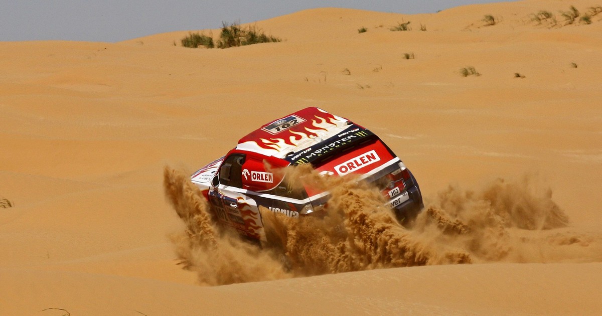 Silk Way Rally: lider zakopał się w wydmach