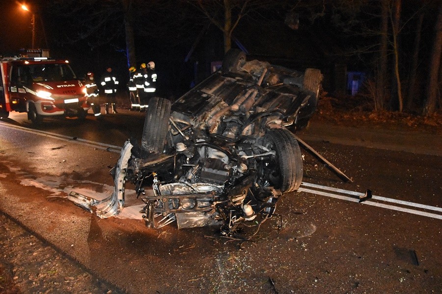 BMW po groźnym dachowaniu