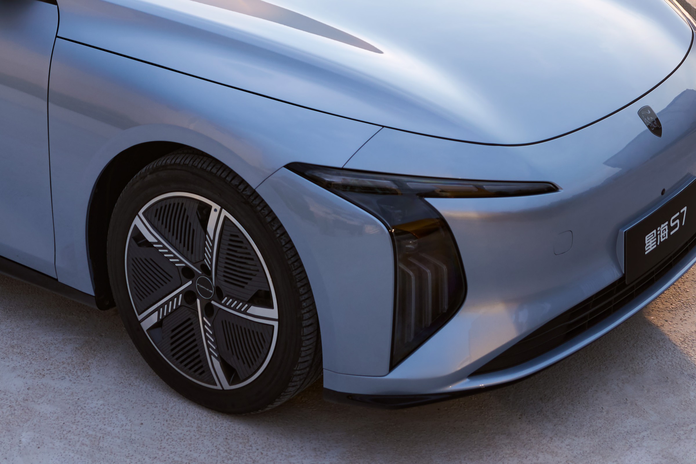 Nowy liftback z Chin już w Polsce. Ma napęd typu REEV. Znamy cenę