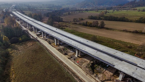 Budowa drogi S3: estakady pod Kamienną Górą prawie gotowe