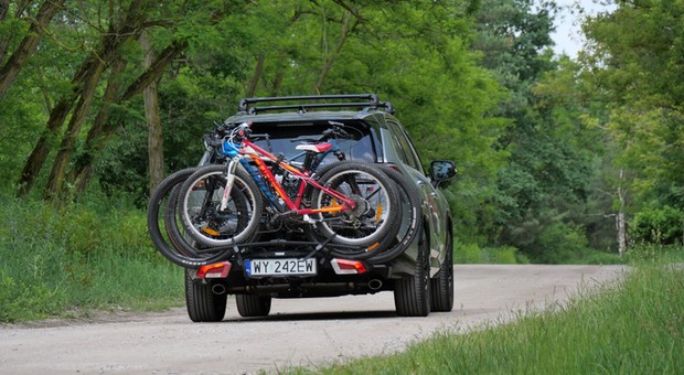 Thule EasyFold 3 – oto, jak się sprawdza składany w kostkę, "kieszonkowy" bagażnik na trzy, a nawet cztery rowery