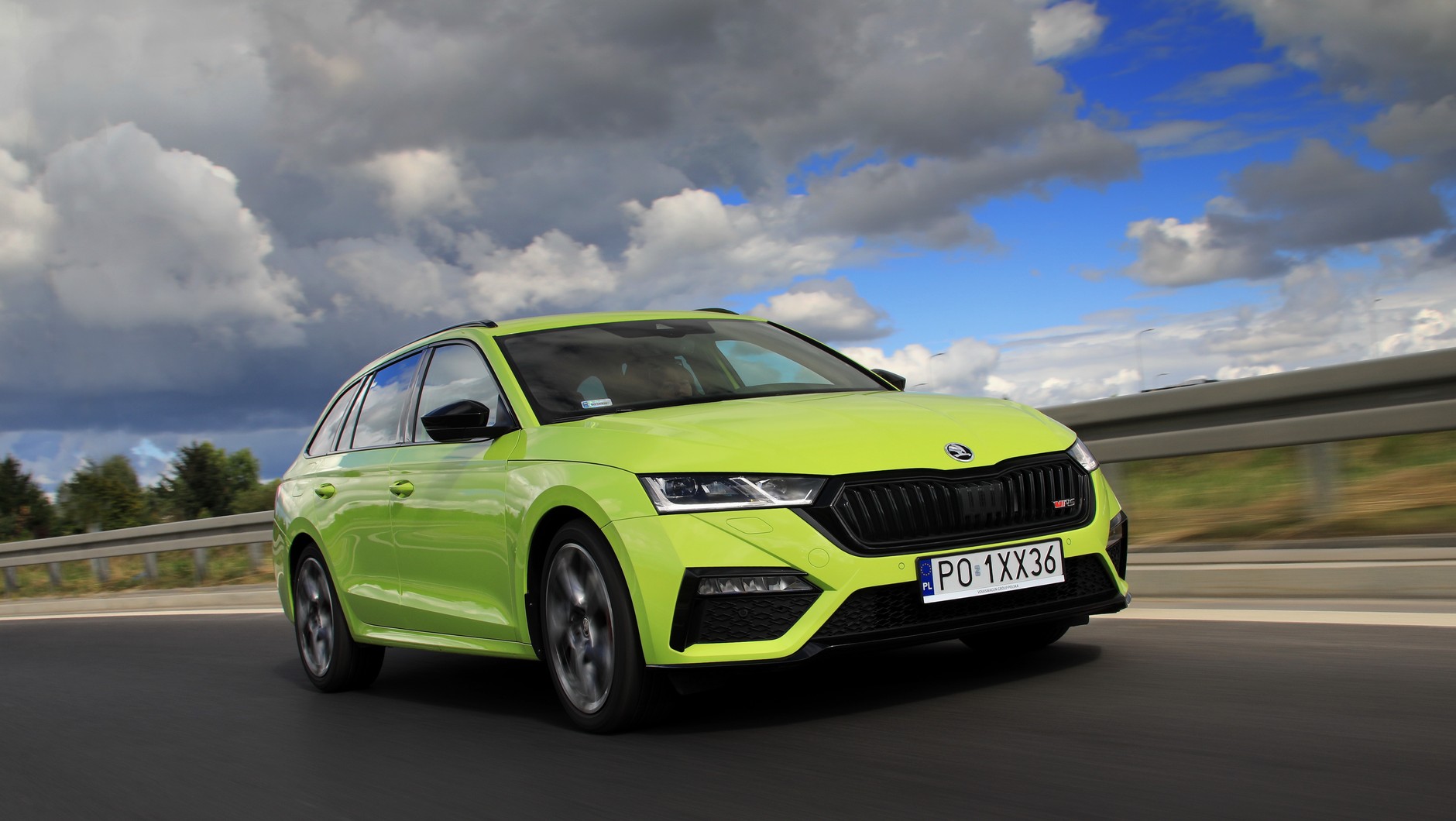 Octavia RS występuje zarówno z nadwoziem liftback, jak i kombi. Ceny zaczynają się od 50 350 zł (liftback 2.0 TSI/245 KM man. 6). Oprócz silnika 2.0 TSI/245 KM (dostępny także z DSG) RS-a można zamówić w wersji hybrydowej 1.4 TSI iV plug-in (od 169 850 zł) oraz testowanej 2.0 TDI/200 KM z napędem FWD i AWD (od 163 600 zł).