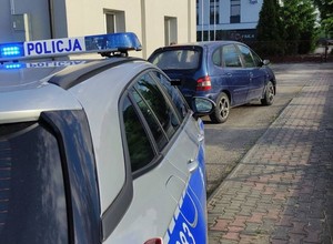 Miał zgłosić się na policję, przyjechał samochodem pijany i bez prawa jazdy