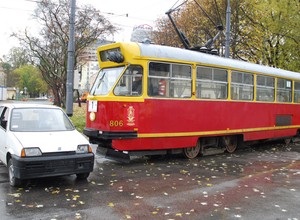 Z tramwajem nie masz szans! Różnica w hamowaniu jest ogromna