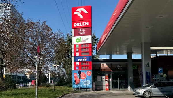 W praktyce kierowcy nie muszą się przejmować, czy tankują paliwo letnie czy przejściowe – dbają o tą stację benzynowe. Większym zmartwieniem są ceny...