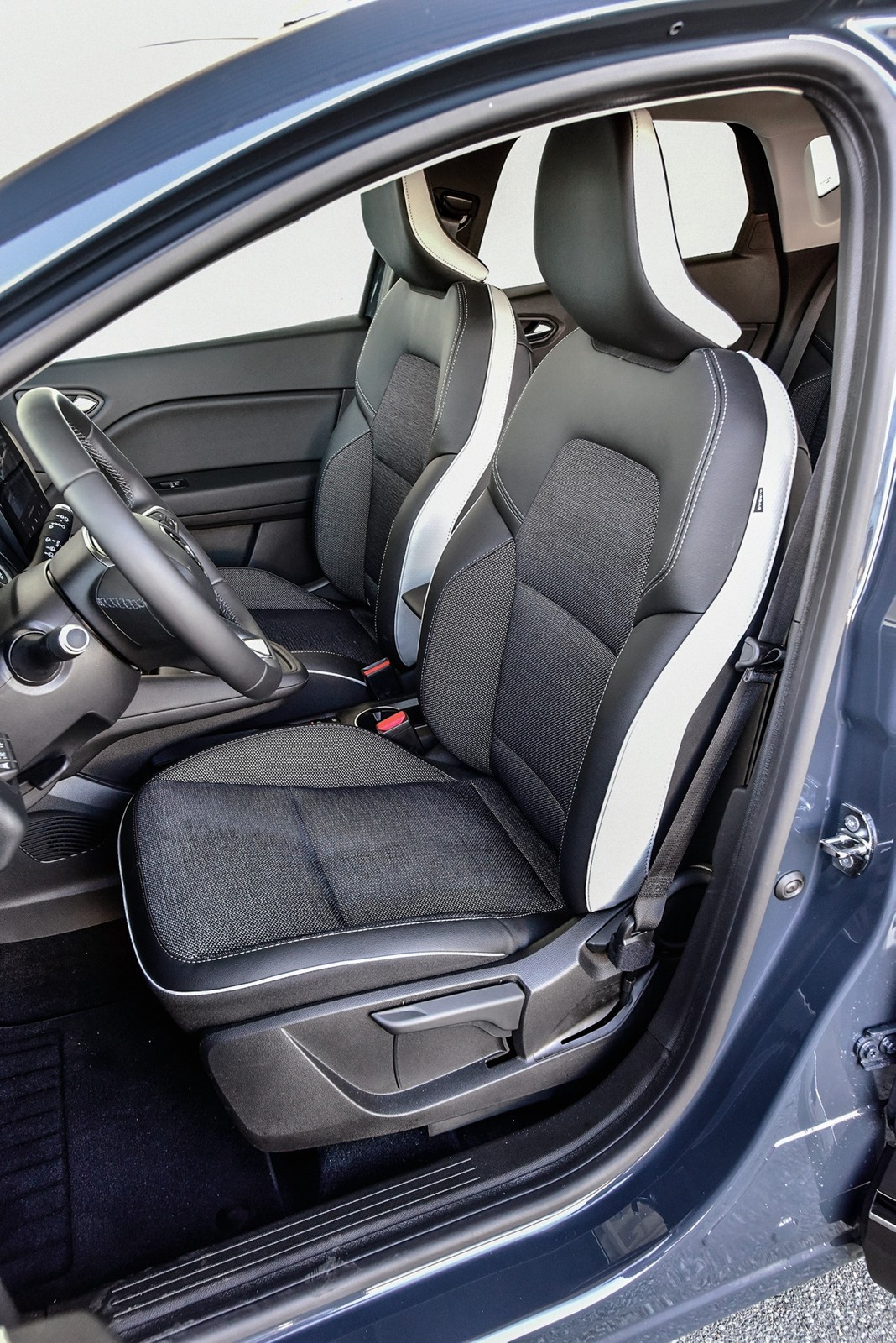 Dwie hybrydy ładowane z gniazdka: Kia Niro i Renault Captur