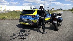 Policjanci zaskoczyli kierowców ciężarówek. Obserwowali autostradę z powietrza