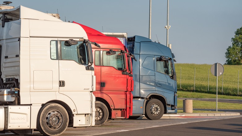 Ciężarówki na parkingu