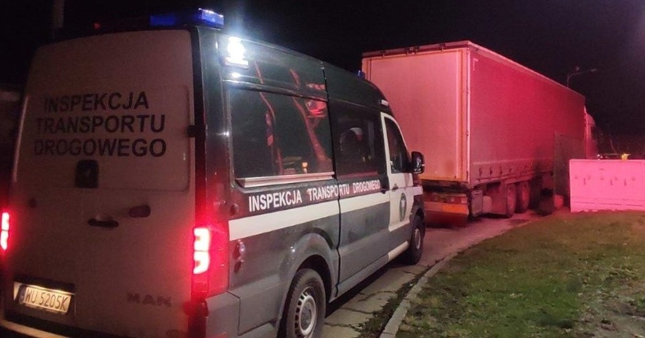Skrajnie zużyta i ukruszona tarcza hamulcowa przy kole naczepy ciężarowej