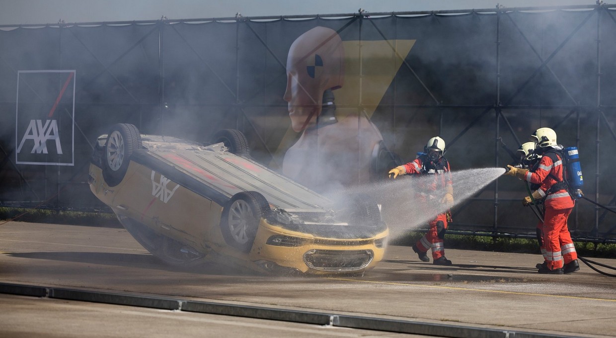 AXA wywołała nietypowy pożar w Tesli. Firma tłumaczy się z dziwnego crash testu