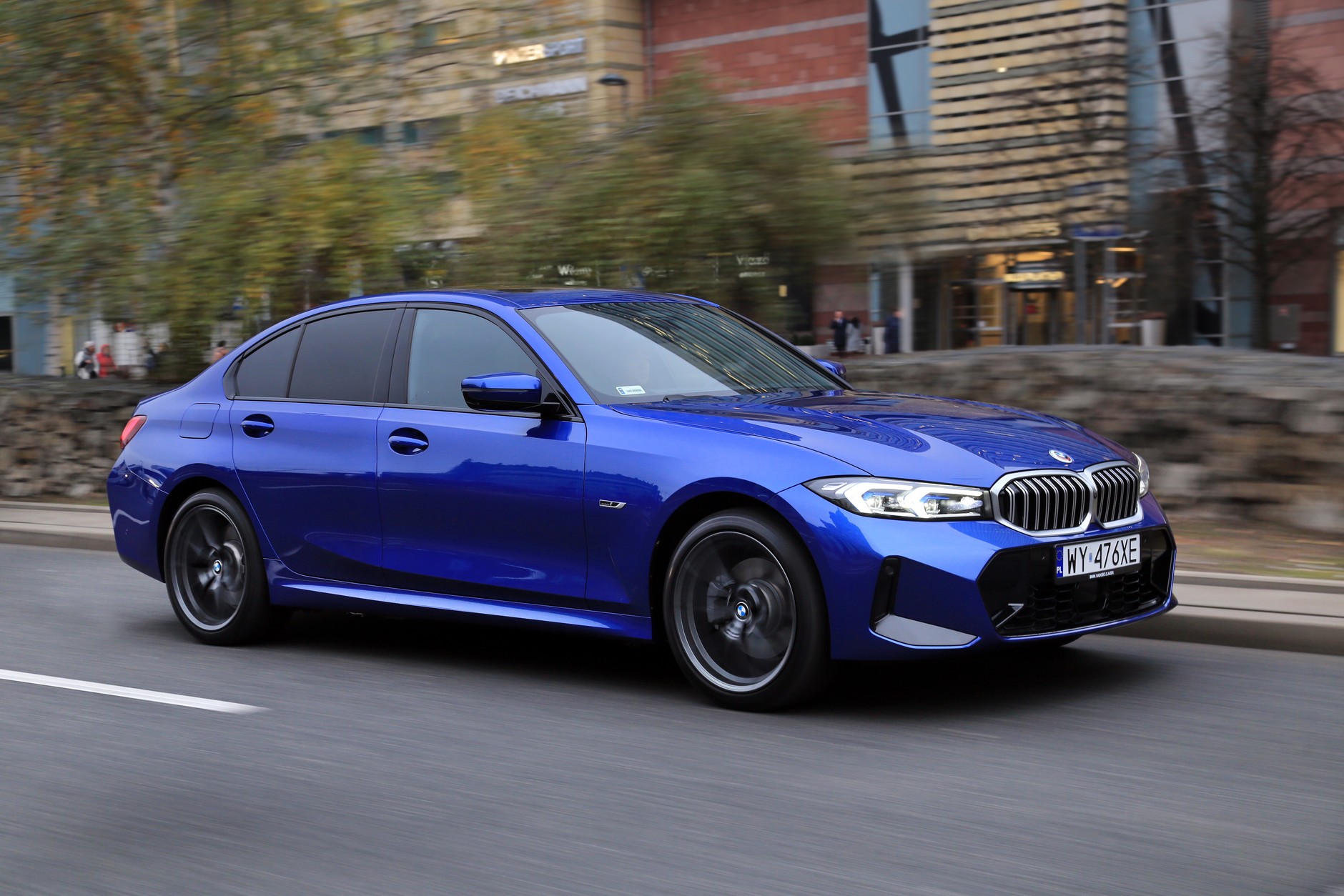 Sztywne podwozie (w testowym aucie adaptacyjne zawieszenie) i bezpośredni układ kierowniczy zapewniają świetną precyzję prowadzenia.