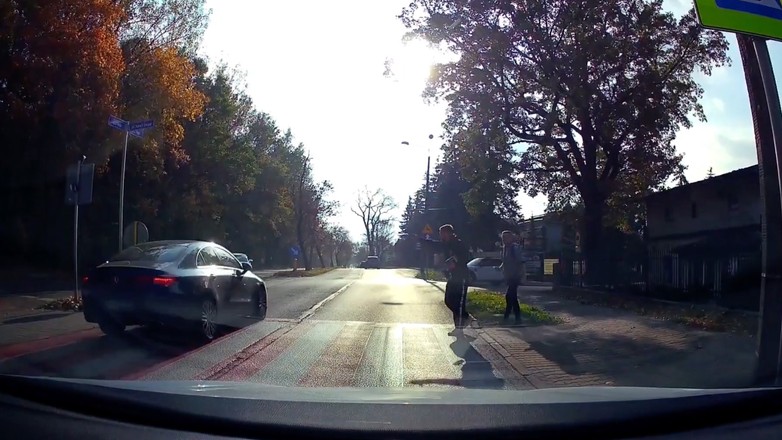 Kierujący Mercedesem zignorował przepisy. Policja szybko ustaliła, kto kierował