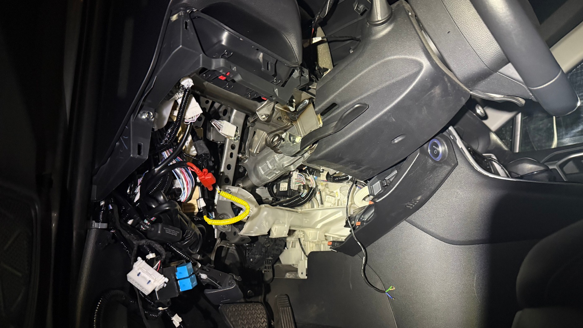 Samochód po próbie ktradzieży przez złodziei-amatorów