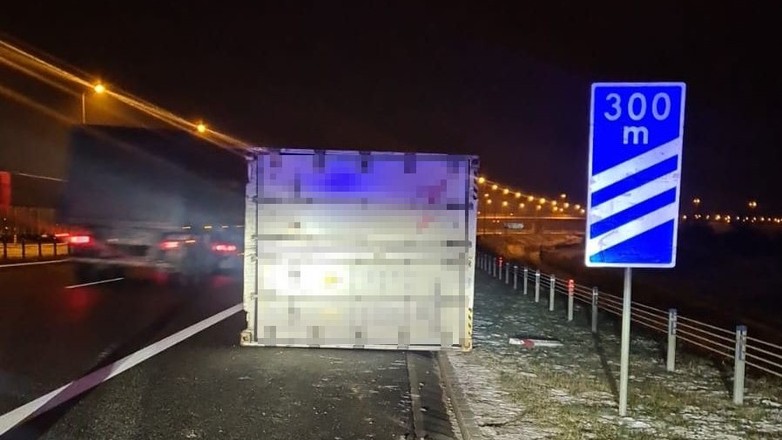 Zgubiony kontener na autostradzie A1 w okolicach Grudziądza; grudzień 2023 r.