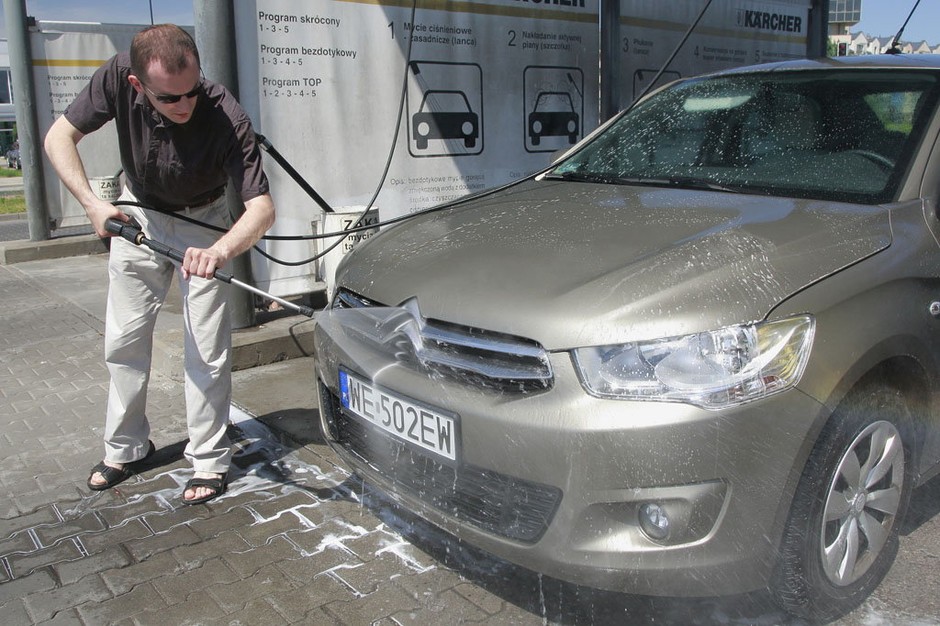 Zmywanie resztek owadów z karoserii