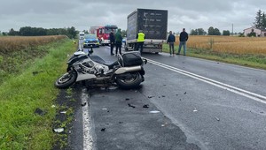 Motocykliści najechali na samochód, który zatrzymał się przed przystankiem