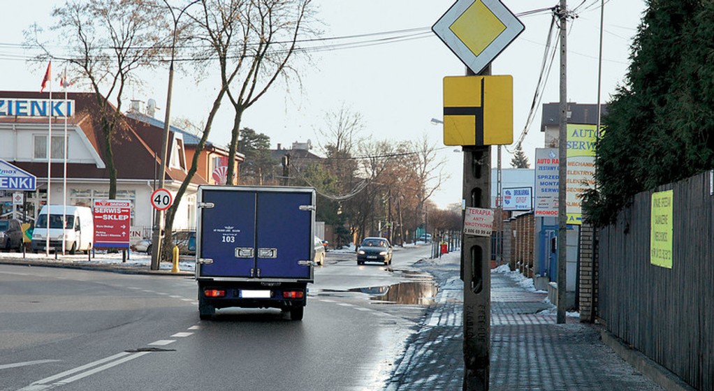 W sytuacji na zdjęciu: przed skrętem w lewo należy włączyć kierunkowskaz
