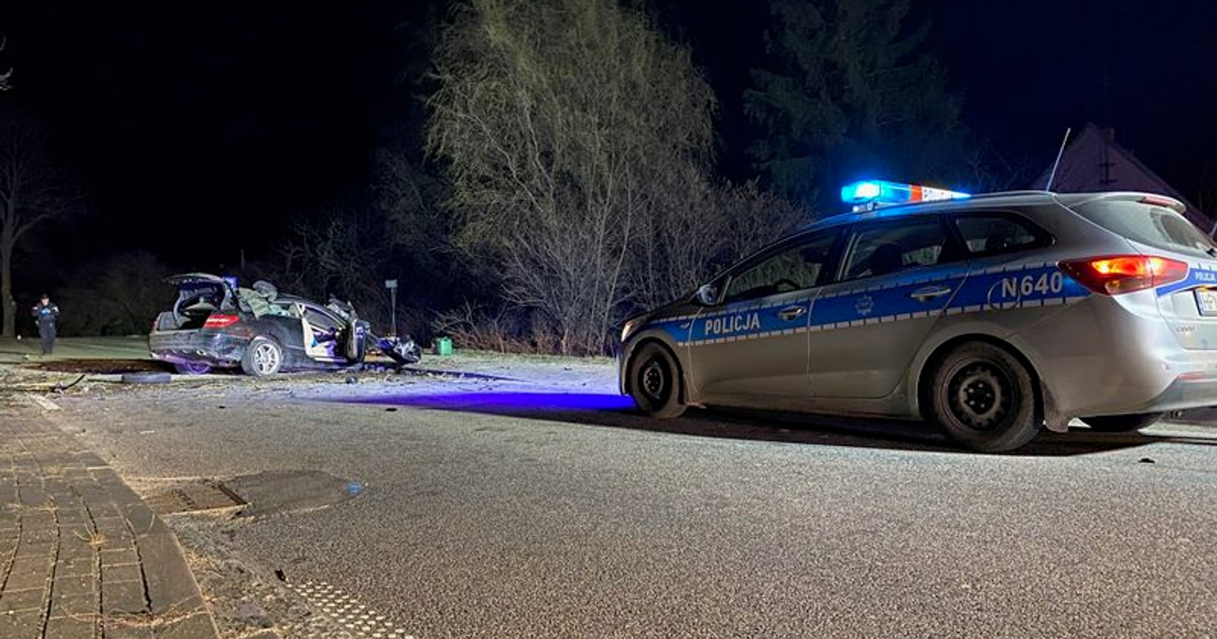 Uderzył w drzewo podczas wyprzedzania. Śmiertelny wypadek