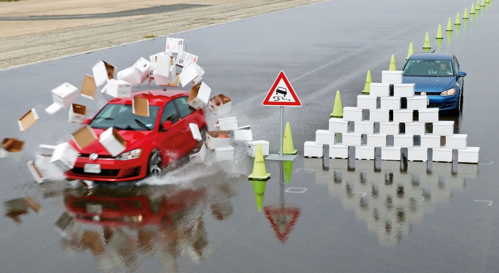 Awaryjne hamowanie na mokrej nawierzchni z prędkości 120 km/h: czerwony Golf ze zużytymi oponami potrzebował o ponad 100 m więcej, by się zatrzymać.