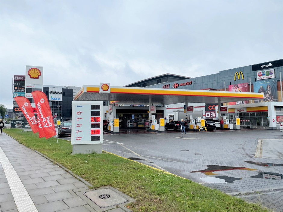 Stacja paliw Shell z myjnią
