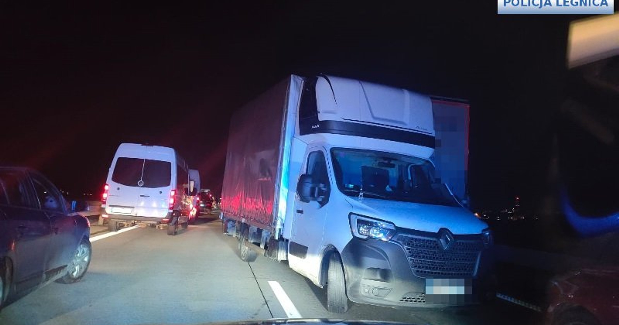 Kierowcy jadący pod prąd w korku na autostradzie