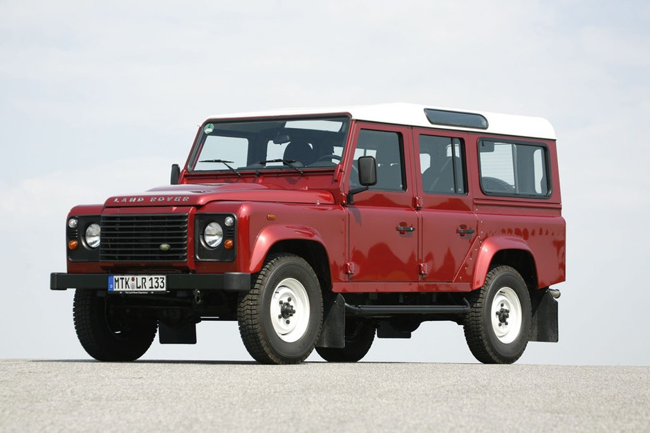 Land Rover Defender produkowany w latach 1983-2016. Mimo wielu aut to wciąż bardzo poszukiwane auto.
