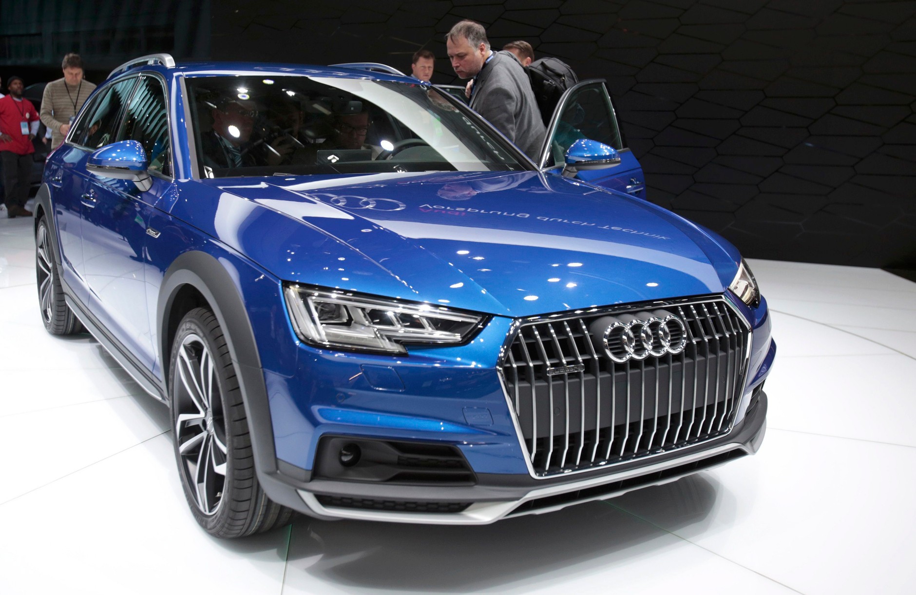 Audi A4 allroad i h-tron na salonie w Detroit 2016
