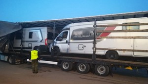 W naczepie TIR-a ukryli dwa kradzione kampery
