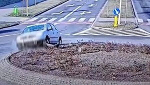 Senior jechał z "lodową przyłbicą". Rozbił auto na rondzie [WIDEO]