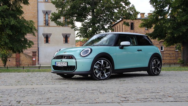 Nowe MINI Cooper S wygląda jak z bajki, ale potrafi zaskoczyć na drodze