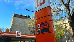 Jedyna taka stacja w Polsce. Można na niej zobaczyć symbol PRL-u