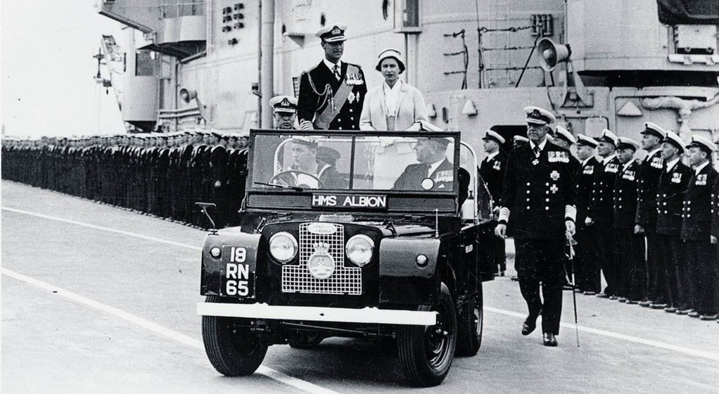 Jedna z parad z 1957 r. Królowa i Książę korzystali z Land Rovera Defendera