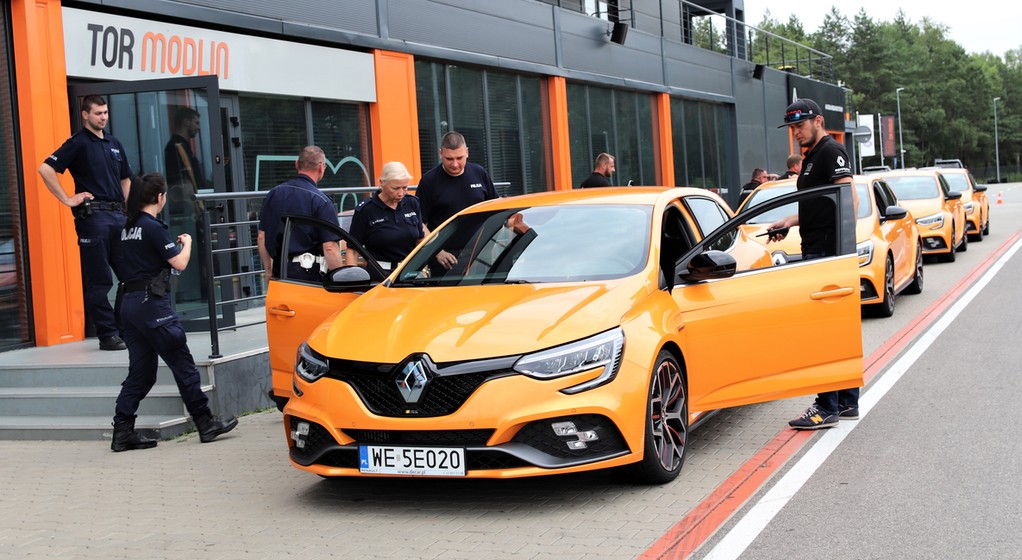 Szkolenie dla policji w szkole bezpiecznej jazdy Renault oraz Akademii Megane RS