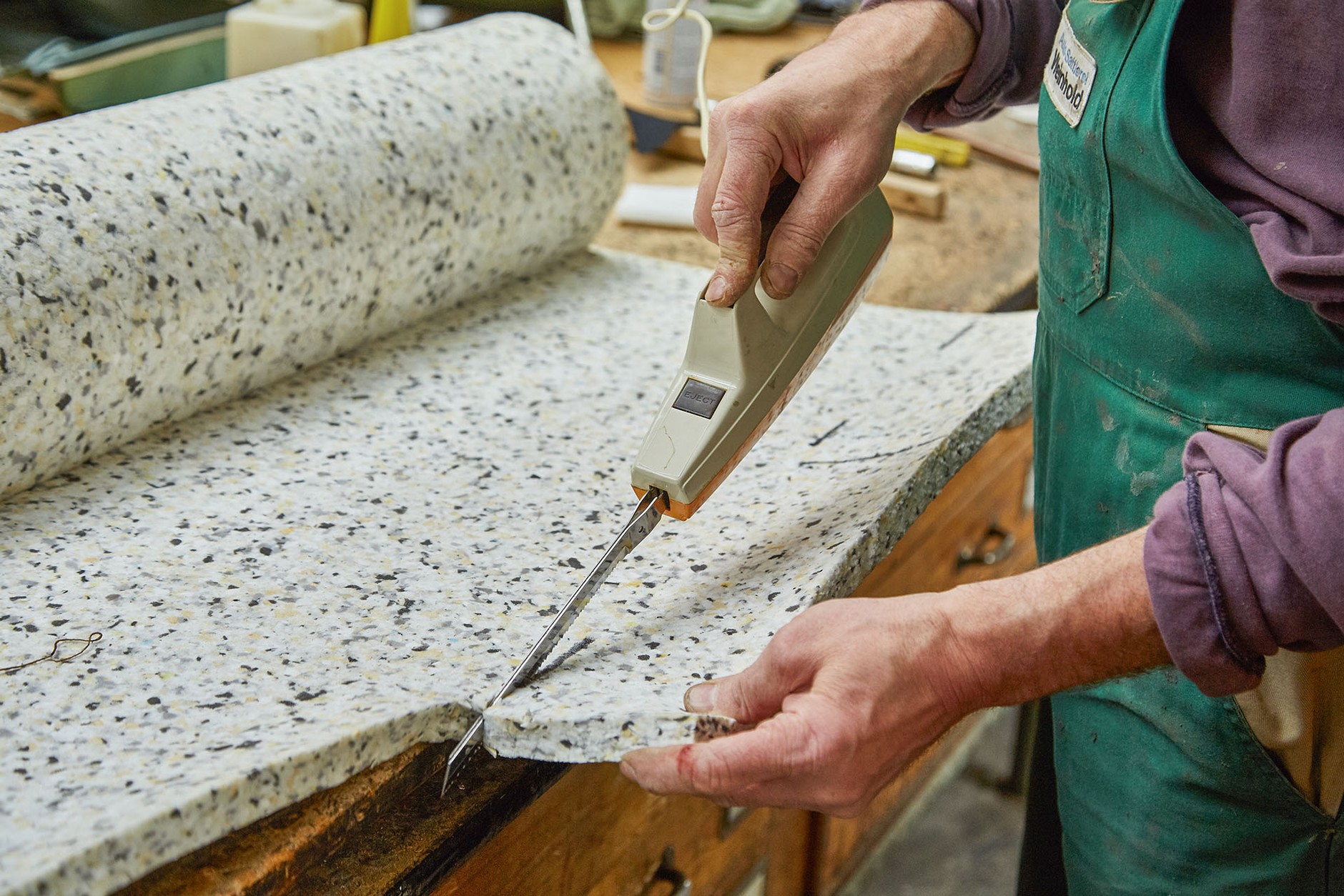 Jak samodzielnie naprawić zniszczoną tapicerkę?