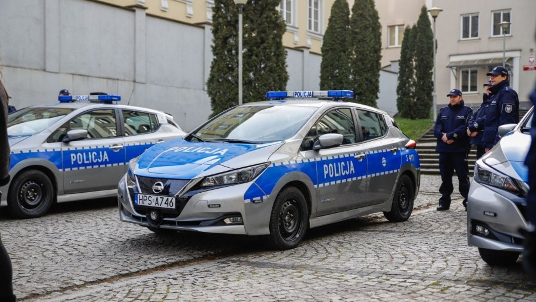 Polska policja również korzysta z wielu aut elektrycznych. Jednocześnie jednak kupuje też szybkie spalinowe samochody jak Cupra Leon, które trafiają do drogówki 